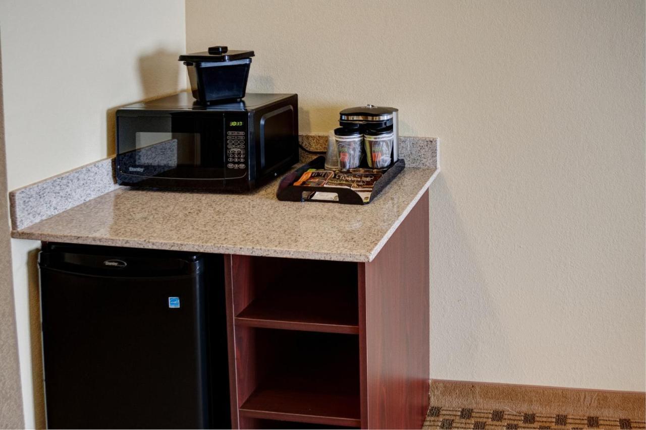Cobblestone Inn & Suites - Waverly מראה חיצוני תמונה